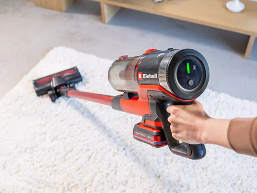 Пилосос EINHELL TE-SV 18/270 Li BL-SOLO з функцією Always-on під час прибирання килима.