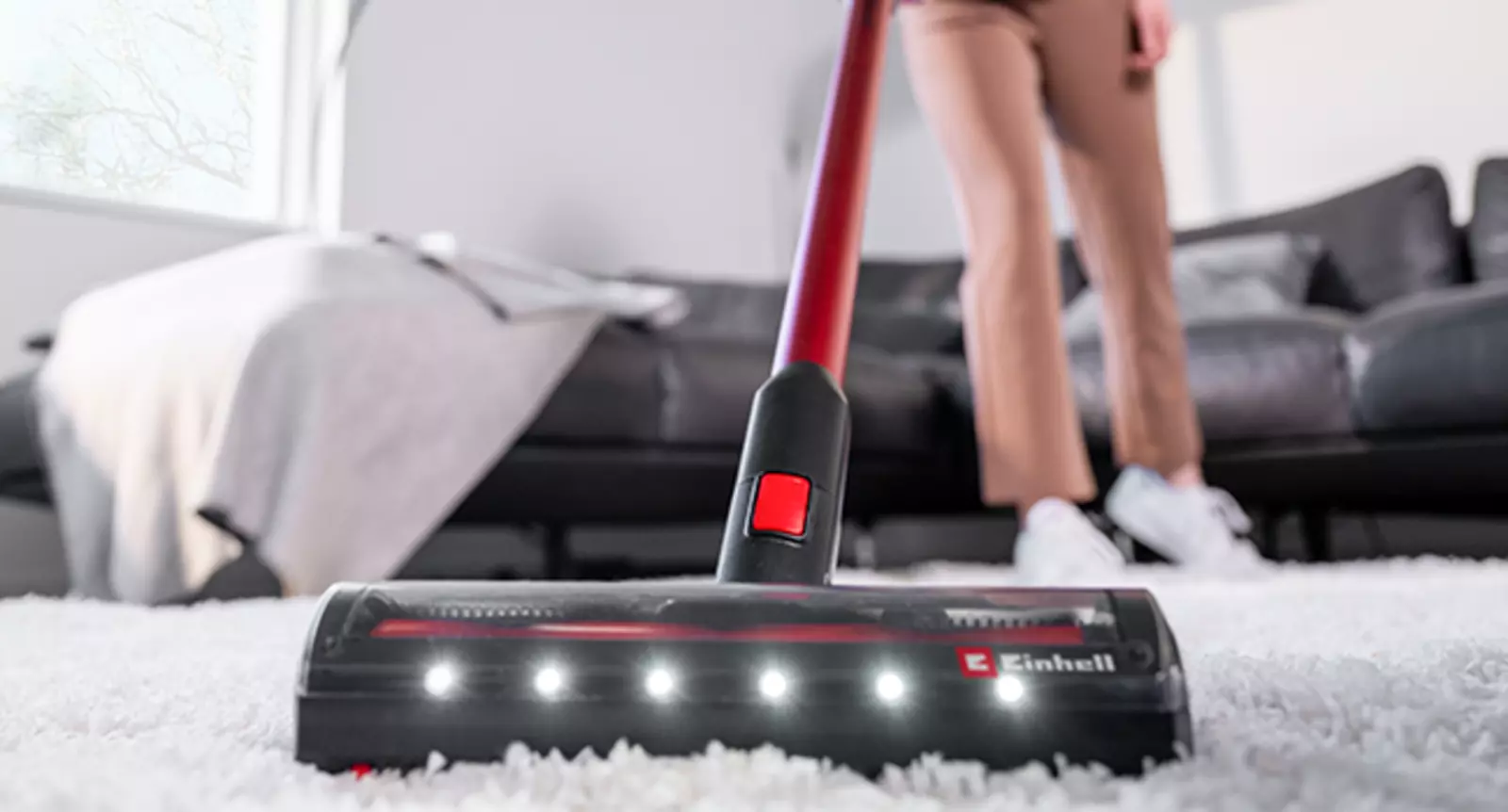 Пилосос EINHELL TE-SV 18/270 Li BL-SOLO з моторизованою щіткою та LED-підсвічуванням прибирає килим.