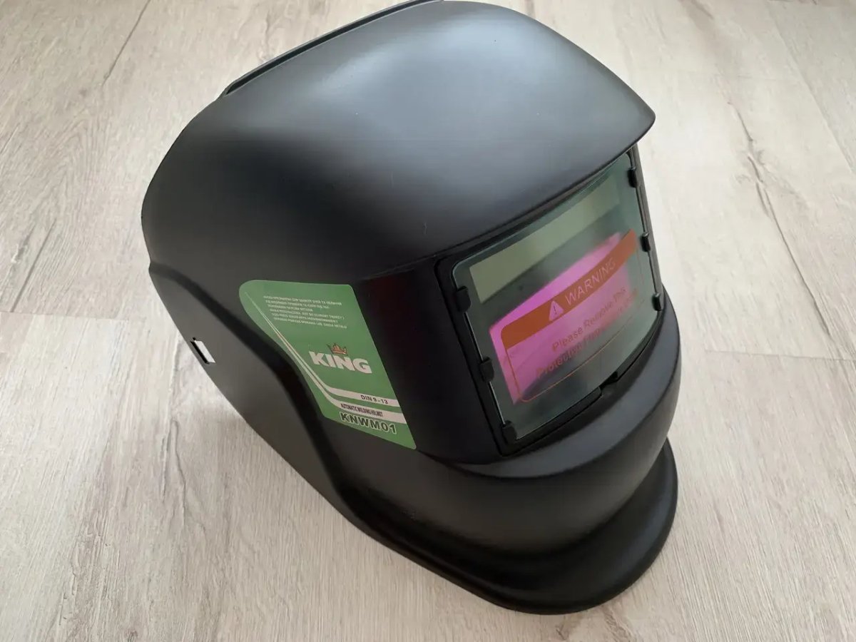 ФОТО КАРТИНКИ ЗОБРАЖЕННЯ Зварювальна маска хамелеон King KNWM01 : автозатемнення, 9-13 DIN, маска для зварювання, щиток зварника РОЗДРІБ ОПТ ГУРТ ГУРТОМ ОПТОМ! З ЄВРОПИ! ЯКІСТЬ! Купити Львів Характеристики Ціна Оплата Доставка "БОГОДАР" ІНТЕРНЕТ-МАГАЗИН Огляд Рейтинг Порівняння Як вибрати Якісний