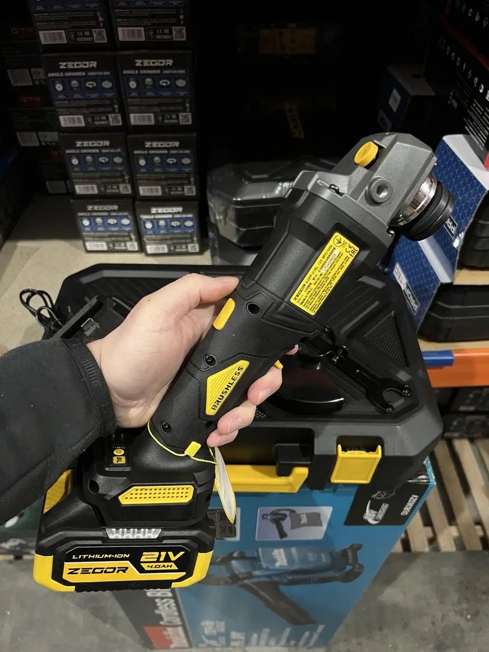 ФОТО КАРТИНКИ ЗОБРАЖЕННЯ Кутова безщіткова шліфмашина ZEGOR AGPP-21BL-125 (акум 21V 4.0Ah 1шт і зарядка) РОЗДРІБ ОПТ ГУРТ ГУРТОМ ОПТОМ! З ЄВРОПИ! ЯКІСТЬ! Купити Львів Характеристики Ціна Оплата Доставка "БОГОДАР" ІНТЕРНЕТ-МАГАЗИН Огляд Рейтинг Порівняння Як вибрати Якісний