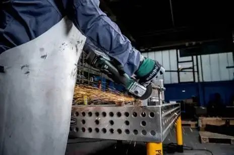 ФОТО КАРТИНКИ ЗОБРАЖЕННЯ Потужна акумуляторна болгарка METABO W 18 L BL 9-125 : з АКБ 2шт-18В/4,0Аг, 125мм диск (602374510) РОЗДРІБ ОПТ ГУРТ ГУРТОМ ОПТОМ! З ЄВРОПИ! ЯКІСТЬ! Купити Львів Характеристики Ціна Оплата Доставка "БОГОДАР" ІНТЕРНЕТ-МАГАЗИН Огляд Рейтинг Порівняння Як вибрати Якісний