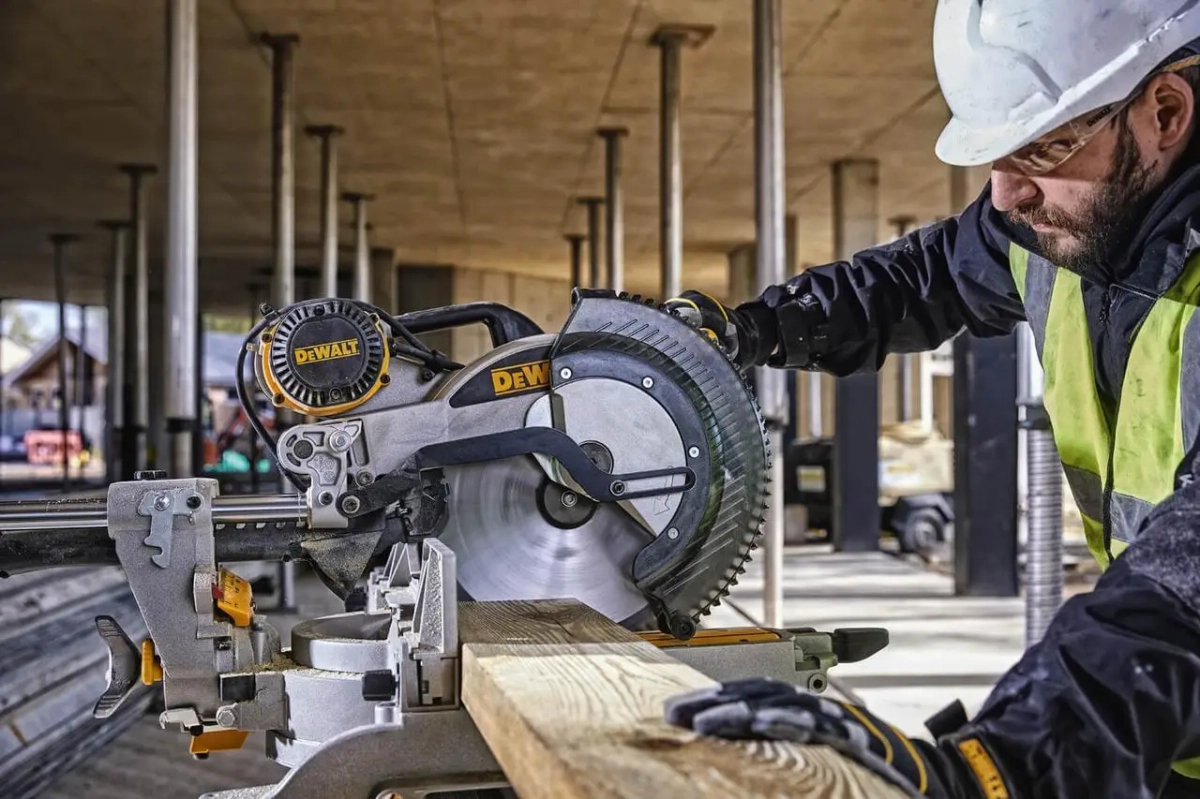 ФОТО КАРТИНКИ ЗОБРАЖЕННЯ Ручна настільна торцювальна пила по дереву DEWALT DWS780 : 1675 Вт, глибина різу 112мм, круг 305 мм РОЗДРІБ ОПТ ГУРТ ГУРТОМ ОПТОМ! З ЄВРОПИ! ЯКІСТЬ! Купити Львів Характеристики Ціна Оплата Доставка "БОГОДАР" ІНТЕРНЕТ-МАГАЗИН Огляд Рейтинг Порівняння Як вибрати Якісний