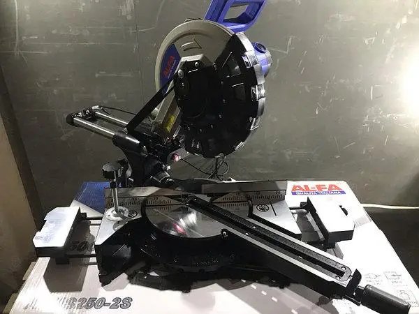 ФОТО КАРТИНКИ ЗОБРАЖЕННЯ Пила торцювальна c протяжкою AL-FA ALMS250-2S : 2500 Вт | диск 255 мм | протяжка 300 мм РОЗДРІБ ОПТ ГУРТ ГУРТОМ ОПТОМ! З ЄВРОПИ! ЯКІСТЬ! Купити Львів Характеристики Ціна Оплата Доставка "БОГОДАР" ІНТЕРНЕТ-МАГАЗИН Огляд Рейтинг Порівняння Як вибрати Якісний