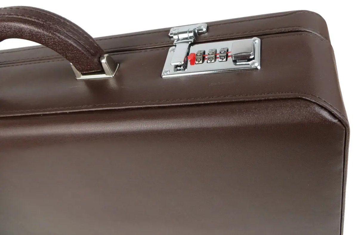 ФОТО КАРТИНКИ ЗОБРАЖЕННЯ Дипломат із еко шкіри PORTFOLIO коричневий S1645450 РОЗДРІБ ОПТ ГУРТ ГУРТОМ ОПТОМ! З ЄВРОПИ! ЯКІСТЬ! Купити Львів Характеристики Ціна Оплата Доставка "БОГОДАР" ІНТЕРНЕТ-МАГАЗИН Огляд Рейтинг Порівняння Як вибрати Якісний