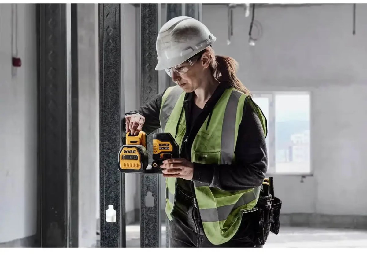 ФОТО КАРТИНКИ ЗОБРАЖЕННЯ Професійний рівень лазерний лінійний DEWALT DCE088D1G18 : з АКБ, 30м, 2 промені зелені РОЗДРІБ ОПТ ГУРТ ГУРТОМ ОПТОМ! З ЄВРОПИ! ЯКІСТЬ! Купити Львів Характеристики Ціна Оплата Доставка "БОГОДАР" ІНТЕРНЕТ-МАГАЗИН Огляд Рейтинг Порівняння Як вибрати Якісний