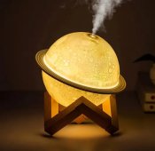 ФОТО КАРТИНКИ ЗОБРАЖЕННЯ Нічник - зволожувач повітря Сатурн 3D Moon Lamp RGB, TypeC, 18 см РОЗДРІБ ОПТ ГУРТ ГУРТОМ ОПТОМ! З ЄВРОПИ! ЯКІСТЬ! Купити Львів Характеристики Ціна Оплата Доставка "БОГОДАР" ІНТЕРНЕТ-МАГАЗИН Огляд Рейтинг Порівняння Як вибрати Якісний