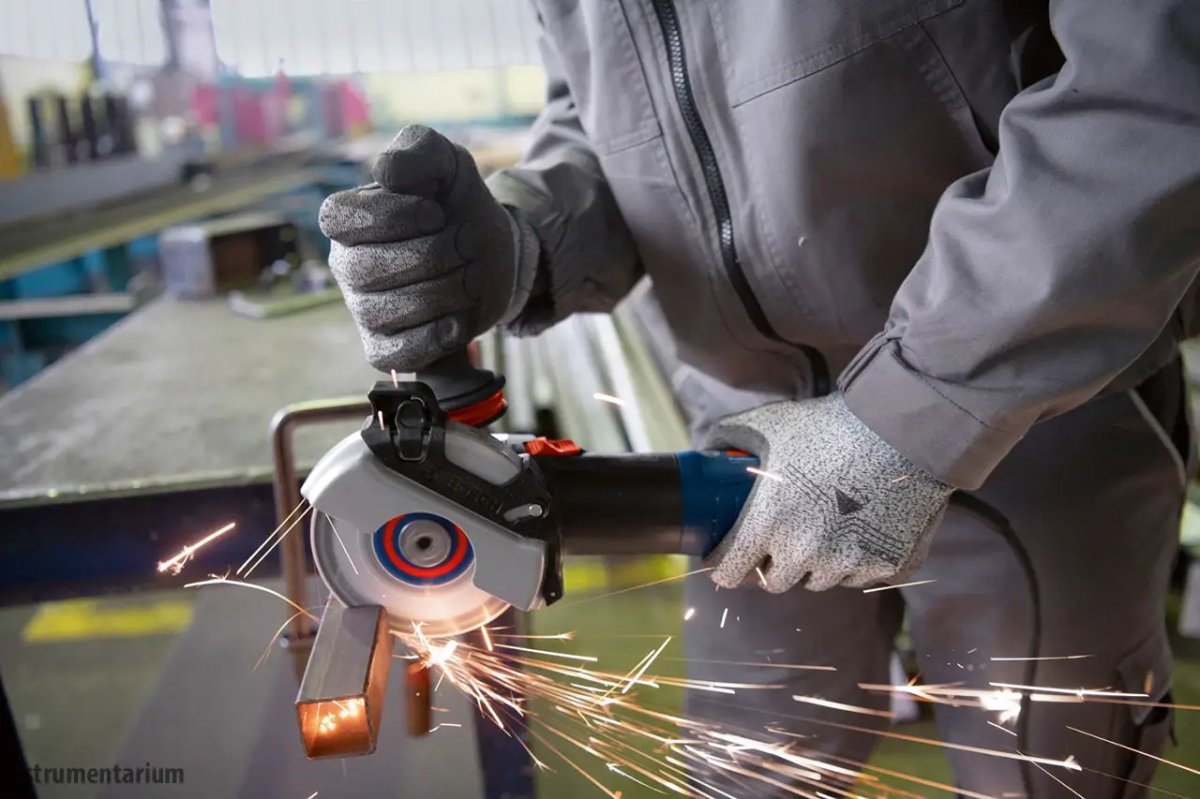 ФОТО КАРТИНКИ ЗОБРАЖЕННЯ Професійна болгарка BOSCH  GWS 17-125 S : 1700 Вт, диск 125мм, з регулюванням обертів РОЗДРІБ ОПТ ГУРТ ГУРТОМ ОПТОМ! З ЄВРОПИ! ЯКІСТЬ! Купити Львів Характеристики Ціна Оплата Доставка "БОГОДАР" ІНТЕРНЕТ-МАГАЗИН Огляд Рейтинг Порівняння Як вибрати Якісний