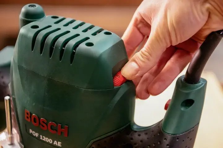 ФОТО КАРТИНКИ ЗОБРАЖЕННЯ Професійний ручний столярний фрезер по дереву BOSCH POF 1200 AE : 1200 Вт, 6-8 цанга, 28000 об/хв,електрофрезер (060326A100) РОЗДРІБ ОПТ ГУРТ ГУРТОМ ОПТОМ! З ЄВРОПИ! ЯКІСТЬ! Купити Львів Характеристики Ціна Оплата Доставка "БОГОДАР" ІНТЕРНЕТ-МАГАЗИН Огляд Рейтинг Порівняння Як вибрати Якісний