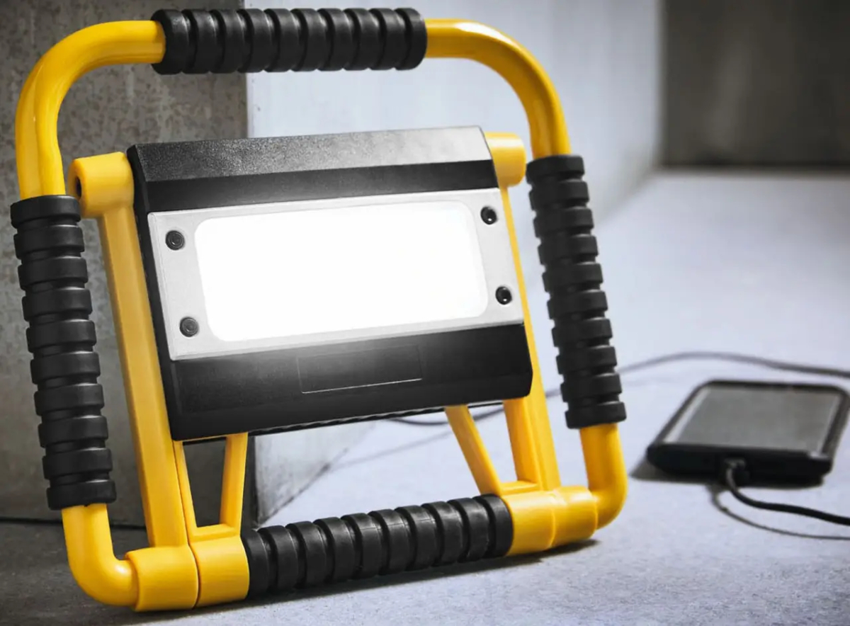 ФОТО КАРТИНКИ ЗОБРАЖЕННЯ Акумуляторна лампа прожектор з вбудованим павербенком 1400мА, 20 Вт, 1500 Лм PARKSIDE 100351275 РОЗДРІБ ОПТ ГУРТ ГУРТОМ ОПТОМ! З ЄВРОПИ! ЯКІСТЬ! Купити Львів Характеристики Ціна Оплата Доставка "БОГОДАР" ІНТЕРНЕТ-МАГАЗИН Огляд Рейтинг Порівняння Як вибрати Якісний