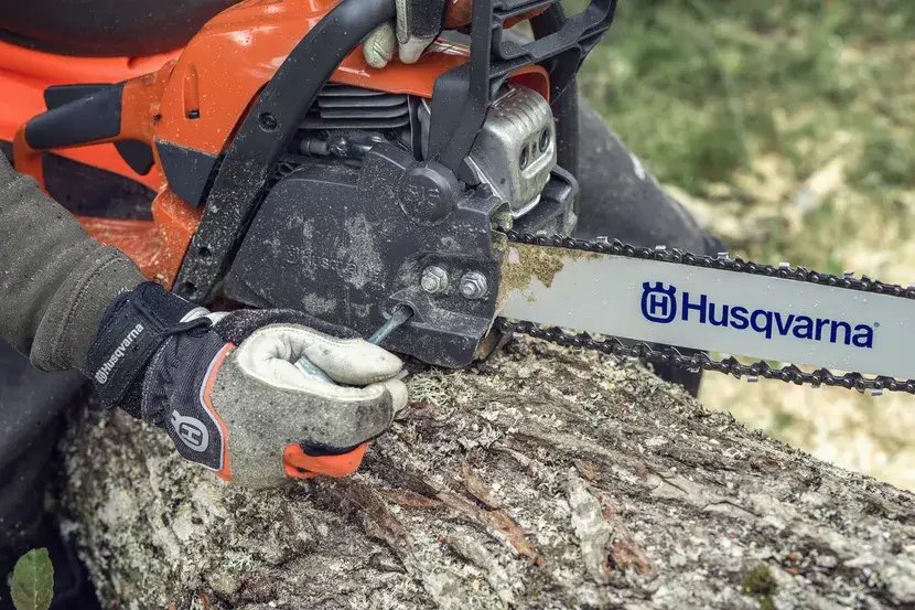 ФОТО КАРТИНКИ ЗОБРАЖЕННЯ Потужна бензинова ланцюгова пила Husqvarna 135 II : Об'єм циліндра 38 cm³, потужність 1,6 кВт, шина 35 см, оригінал РОЗДРІБ ОПТ ГУРТ ГУРТОМ ОПТОМ! З ЄВРОПИ! ЯКІСТЬ! Купити Львів Характеристики Ціна Оплата Доставка "БОГОДАР" ІНТЕРНЕТ-МАГАЗИН Огляд Рейтинг Порівняння Як вибрати Якісний