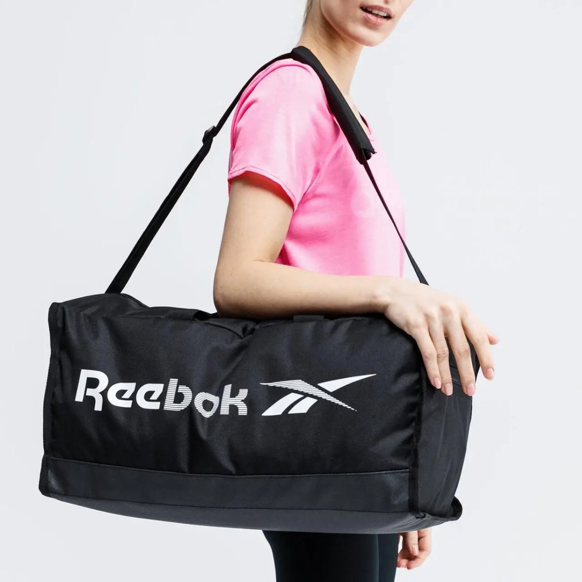 ФОТО КАРТИНКИ ЗОБРАЖЕННЯ Спортивна сумка 35L REEBOK TRAINING ESSENTIALS MEDIUM чорна FL5135 black РОЗДРІБ ОПТ ГУРТ ГУРТОМ ОПТОМ! З ЄВРОПИ! ЯКІСТЬ! Купити Львів Характеристики Ціна Оплата Доставка "БОГОДАР" ІНТЕРНЕТ-МАГАЗИН Огляд Рейтинг Порівняння Як вибрати Якісний