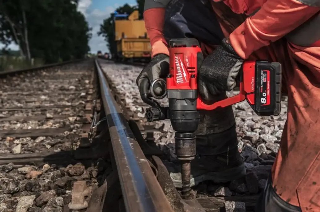 ФОТО КАРТИНКИ ЗОБРАЖЕННЯ Гайковерт високомоментний 1" (2400 Нм) M18 FUEL з фіксацією кільцем ONE-KEY MILWAUKEE: з АКБ 18V 2шт-8 Ah+ЗП, 2500уд/хв, 1670об/хв РОЗДРІБ ОПТ ГУРТ ГУРТОМ ОПТОМ! З ЄВРОПИ! ЯКІСТЬ! Купити Львів Характеристики Ціна Оплата Доставка "БОГОДАР" ІНТЕРНЕТ-МАГАЗИН Огляд Рейтинг Порівняння Як вибрати Якісний