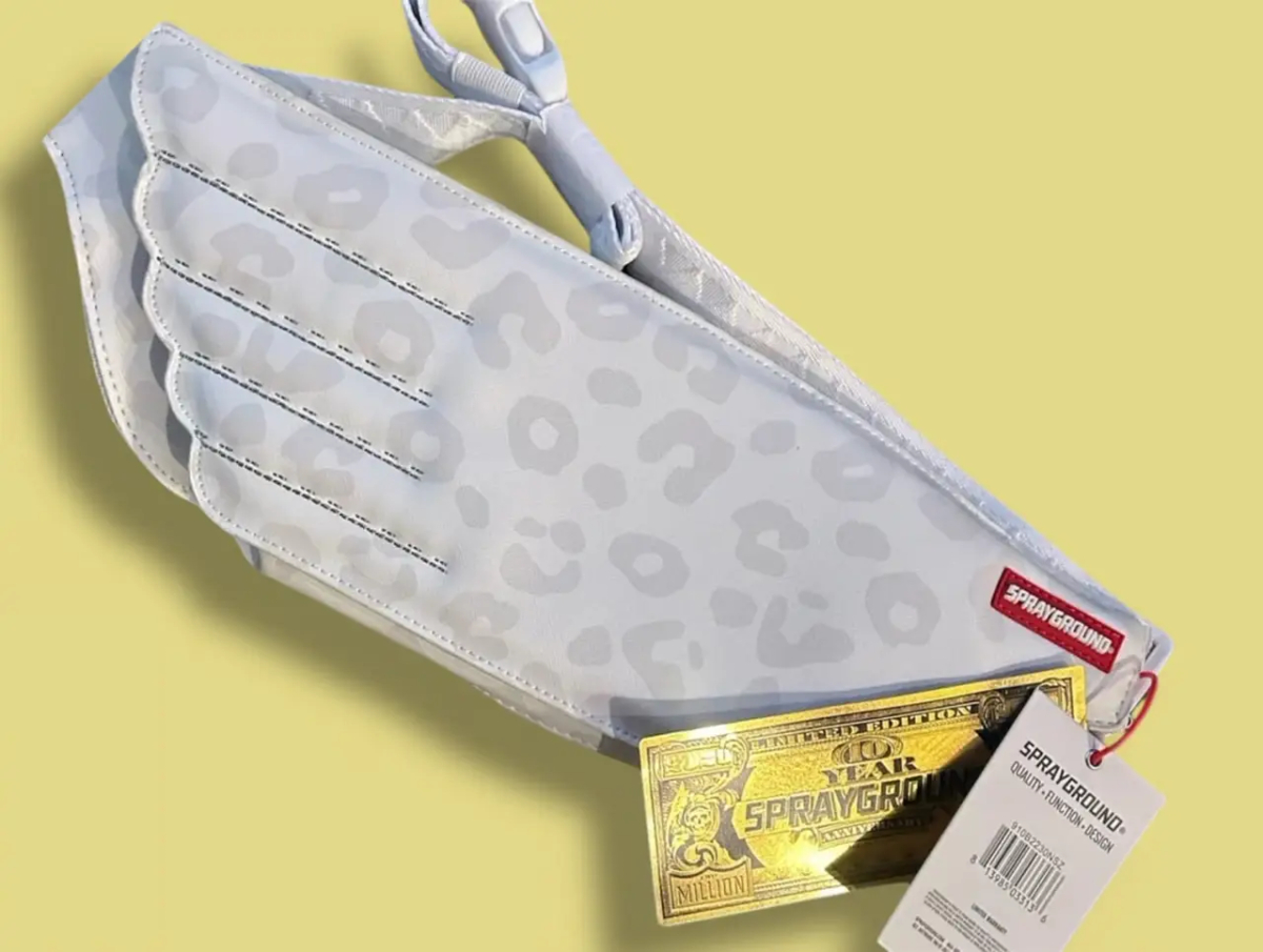 ФОТО КАРТИНКИ ЗОБРАЖЕННЯ Нагрудна сумка, слінг SPRAYGROUND WINGS TO THE FUTURE біла 910B2230NSZ РОЗДРІБ ОПТ ГУРТ ГУРТОМ ОПТОМ! З ЄВРОПИ! ЯКІСТЬ! Купити Львів Характеристики Ціна Оплата Доставка "БОГОДАР" ІНТЕРНЕТ-МАГАЗИН Огляд Рейтинг Порівняння Як вибрати Якісний