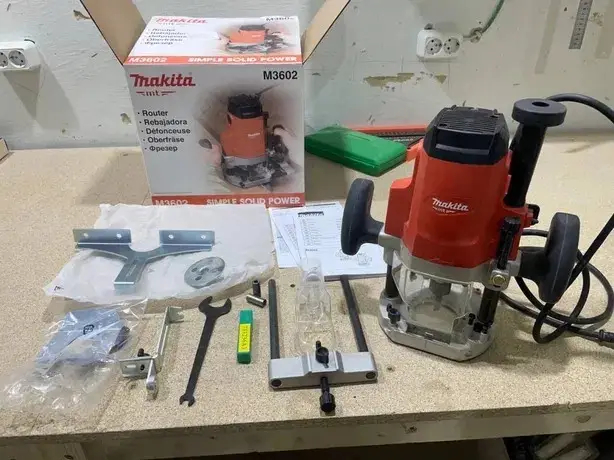 ФОТО КАРТИНКИ ЗОБРАЖЕННЯ Електричний ручний столярний фрезер по дереву MAKITA M3602 : 1650 Вт, 12 цанга, 22000 об/хв електрофрезер РОЗДРІБ ОПТ ГУРТ ГУРТОМ ОПТОМ! З ЄВРОПИ! ЯКІСТЬ! Купити Львів Характеристики Ціна Оплата Доставка "БОГОДАР" ІНТЕРНЕТ-МАГАЗИН Огляд Рейтинг Порівняння Як вибрати Якісний
