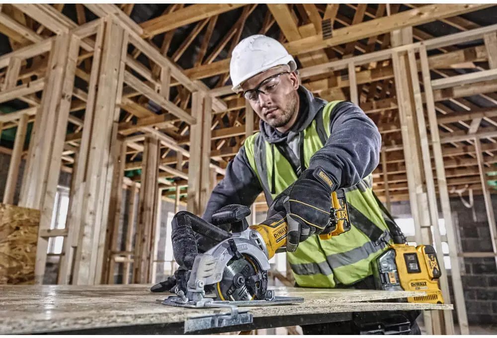 ФОТО КАРТИНКИ ЗОБРАЖЕННЯ Пила дискова акумуляторна безщіткова компактна DEWALT DCS571NT : без АКБ, 18 В, 4500 об/хв, диск 115 мм, 2.5 кг РОЗДРІБ ОПТ ГУРТ ГУРТОМ ОПТОМ! З ЄВРОПИ! ЯКІСТЬ! Купити Львів Характеристики Ціна Оплата Доставка "БОГОДАР" ІНТЕРНЕТ-МАГАЗИН Огляд Рейтинг Порівняння Як вибрати Якісний