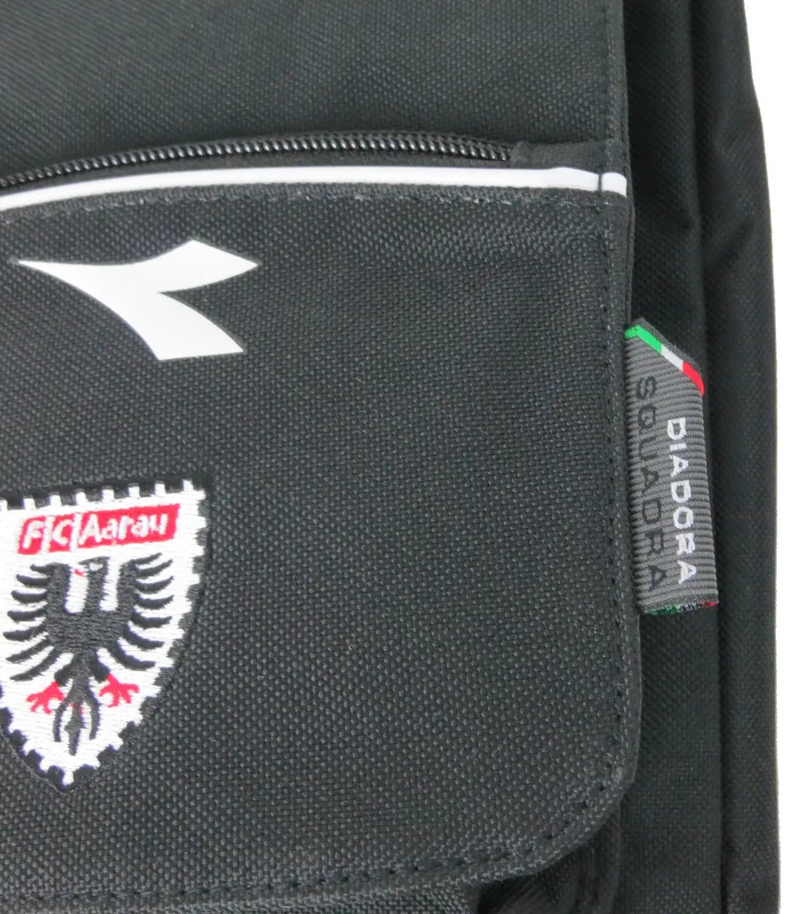 ФОТО КАРТИНКИ ЗОБРАЖЕННЯ Чоловіча сумка на плече DIADORA TRACOLLA LONGSTR FC чорна 151397 РОЗДРІБ ОПТ ГУРТ ГУРТОМ ОПТОМ! З ЄВРОПИ! ЯКІСТЬ! Купити Львів Характеристики Ціна Оплата Доставка "БОГОДАР" ІНТЕРНЕТ-МАГАЗИН Огляд Рейтинг Порівняння Як вибрати Якісний