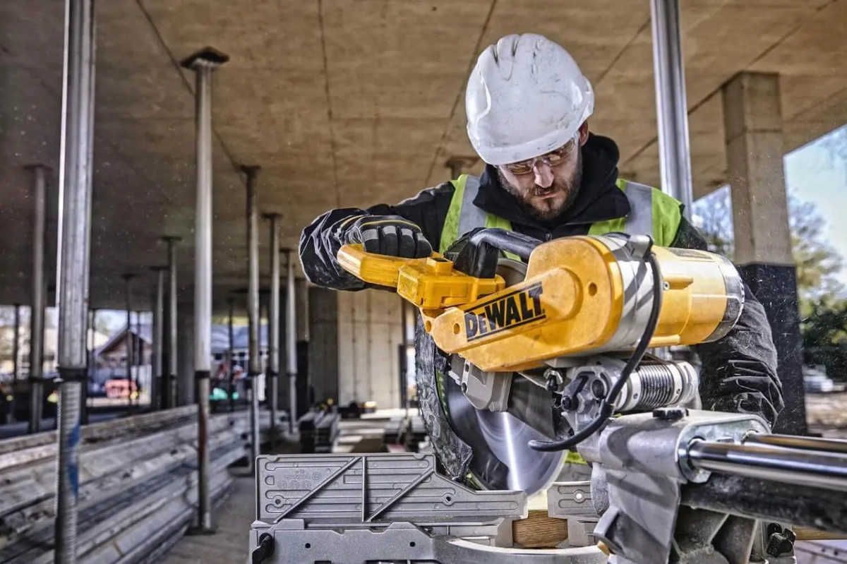 ФОТО КАРТИНКИ ЗОБРАЖЕННЯ Ручна настільна торцювальна пила по дереву DEWALT DWS780 : 1675 Вт, глибина різу 112мм, круг 305 мм РОЗДРІБ ОПТ ГУРТ ГУРТОМ ОПТОМ! З ЄВРОПИ! ЯКІСТЬ! Купити Львів Характеристики Ціна Оплата Доставка "БОГОДАР" ІНТЕРНЕТ-МАГАЗИН Огляд Рейтинг Порівняння Як вибрати Якісний