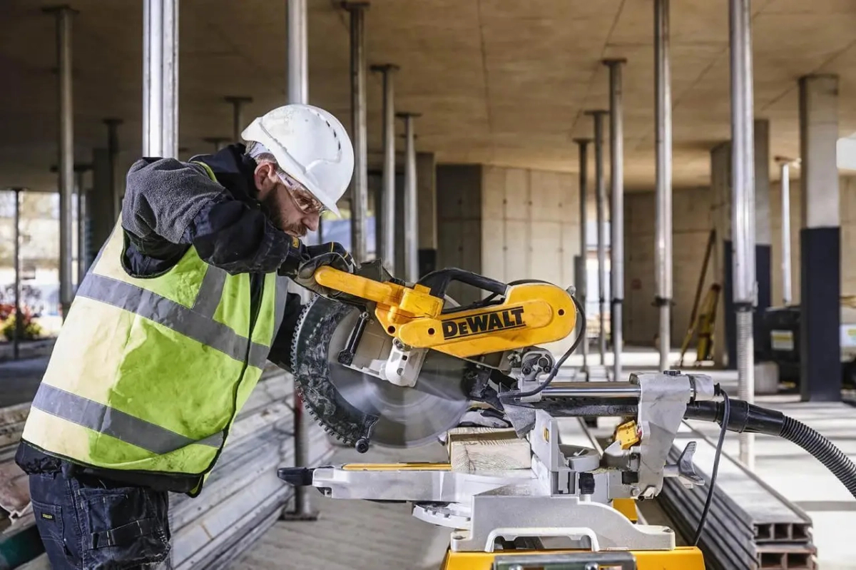 ФОТО КАРТИНКИ ЗОБРАЖЕННЯ Ручна настільна торцювальна пила по дереву DEWALT DWS780 : 1675 Вт, глибина різу 112мм, круг 305 мм РОЗДРІБ ОПТ ГУРТ ГУРТОМ ОПТОМ! З ЄВРОПИ! ЯКІСТЬ! Купити Львів Характеристики Ціна Оплата Доставка "БОГОДАР" ІНТЕРНЕТ-МАГАЗИН Огляд Рейтинг Порівняння Як вибрати Якісний