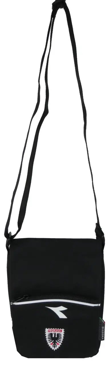 ФОТО КАРТИНКИ ЗОБРАЖЕННЯ Чоловіча сумка на плече DIADORA TRACOLLA LONGSTR FC чорна 151397 РОЗДРІБ ОПТ ГУРТ ГУРТОМ ОПТОМ! З ЄВРОПИ! ЯКІСТЬ! Купити Львів Характеристики Ціна Оплата Доставка "БОГОДАР" ІНТЕРНЕТ-МАГАЗИН Огляд Рейтинг Порівняння Як вибрати Якісний