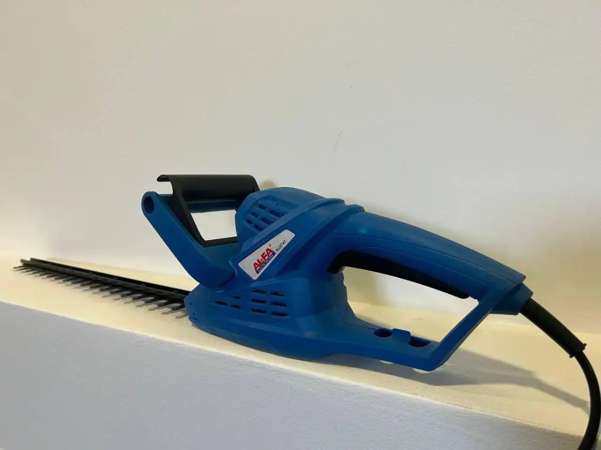 ФОТО КАРТИНКИ ЗОБРАЖЕННЯ Потужний електричний садовий кущоріз 1450W AL-FA ALHT47 : 1450Вт, шина 460 мм, 2,8 кг  (ALHT47) РОЗДРІБ ОПТ ГУРТ ГУРТОМ ОПТОМ! З ЄВРОПИ! ЯКІСТЬ! Купити Львів Характеристики Ціна Оплата Доставка "БОГОДАР" ІНТЕРНЕТ-МАГАЗИН Огляд Рейтинг Порівняння Як вибрати Якісний