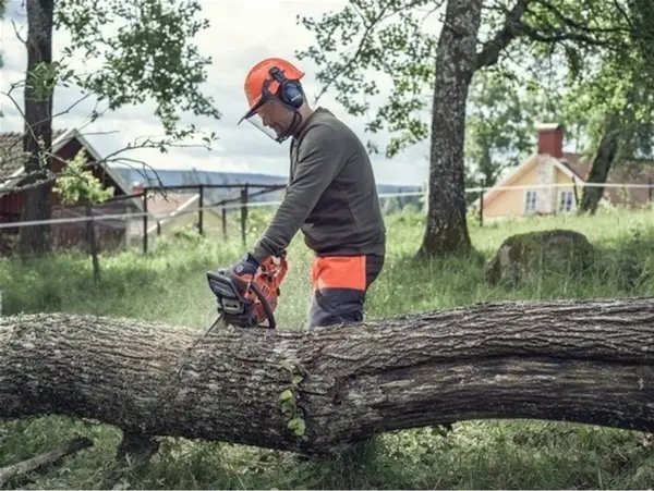 ФОТО КАРТИНКИ ЗОБРАЖЕННЯ Потужна бензинова ланцюгова пила Husqvarna 135 II : Об'єм циліндра 38 cm³, потужність 1,6 кВт, шина 35 см, оригінал РОЗДРІБ ОПТ ГУРТ ГУРТОМ ОПТОМ! З ЄВРОПИ! ЯКІСТЬ! Купити Львів Характеристики Ціна Оплата Доставка "БОГОДАР" ІНТЕРНЕТ-МАГАЗИН Огляд Рейтинг Порівняння Як вибрати Якісний